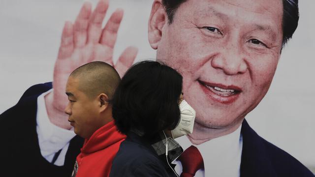 Portrait de Xi Jinping dans une rue de Pékin. [AP/Keystone - Andy Wong]
