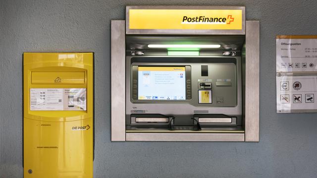 PostFinance a annoncé des résultats en net recul. [Keystone - Christian Beutler]