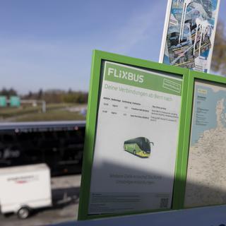Un panneau présentant les connexions Flixbus au départ de Berne, photographié en novembre 2017. [Keystone - Gaetan Bally]
