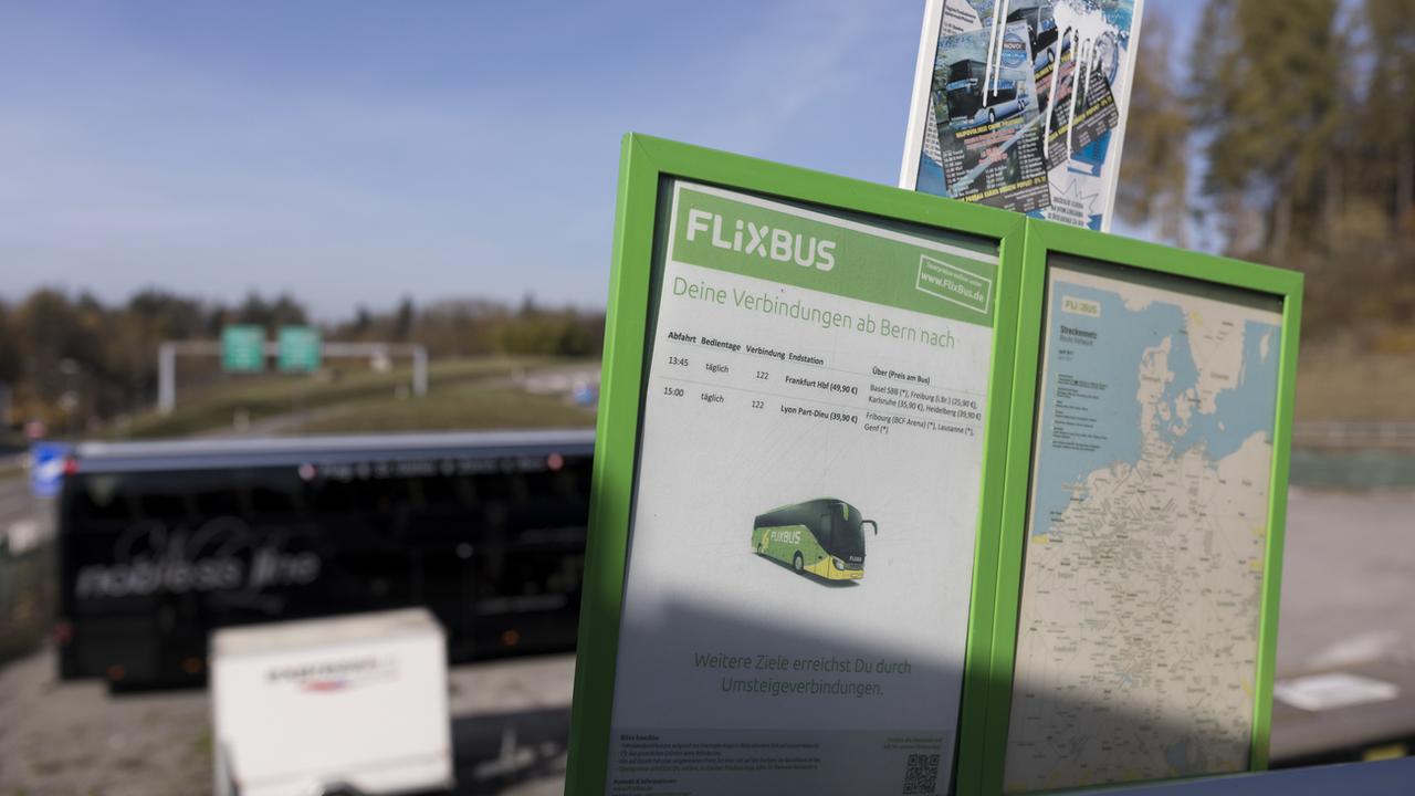 Un panneau présentant les connexions Flixbus au départ de Berne, photographié en novembre 2017. [Keystone - Gaetan Bally]