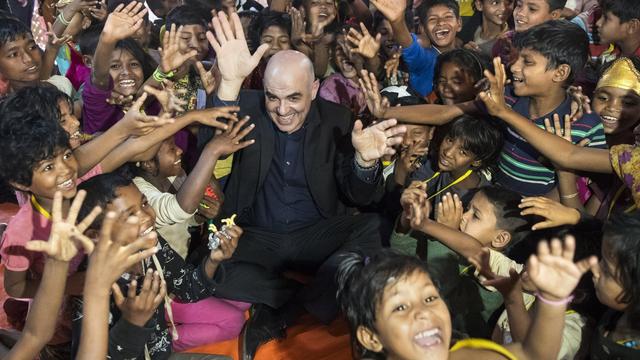 Le président de la Confédération Alain Berset accueilli dans le camp de réfugiés Rohingyas de Kutupalong, au Bangladesh. [Keystone - Peter Klaunzer]