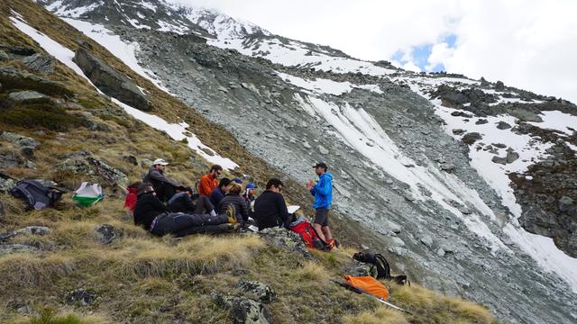 Etude du permafrost devant le glacier rocheux de Tsarmine. [RTS - Camille Degott]