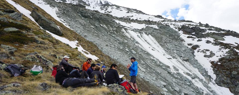 Etude du permafrost devant le glacier rocheux de Tsarmine. [RTS - Camille Degott]