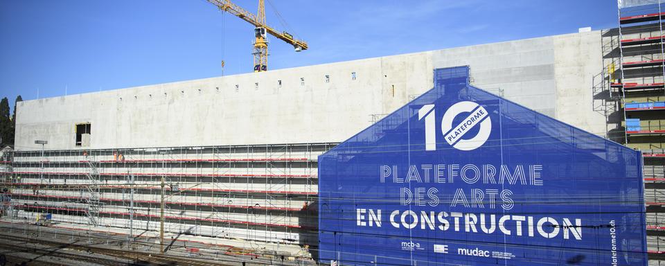 Le chantier du futur Pôle muséal et culturel, Plateforme 10, dans le prolongement des rails de la ligne Lausanne-Genève. [Keystone - Laurent Gillieron]