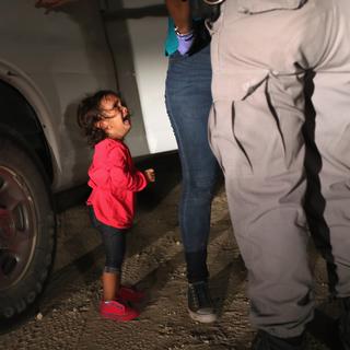 Une petite fille de deux ans venue du Honduras pleure après que sa maman a été interpellée par une patrouille à la frontière entre le Mexique et les Etats-Unis. [Getty Images/AFP - John Moore]