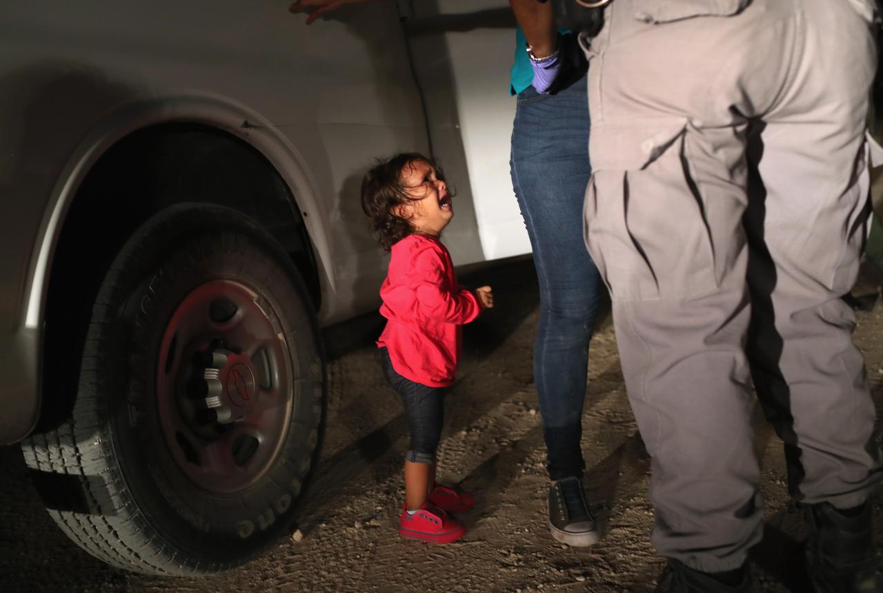 Une petite fille de deux ans venue du Honduras pleure après que sa maman a été interpellée par une patrouille à la frontière entre le Mexique et les Etats-Unis. [Getty Images/AFP - John Moore]