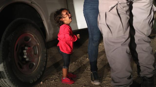 Une petite fille de deux ans venue du Honduras pleure après que sa maman a été interpellée par une patrouille à la frontière entre le Mexique et les Etats-Unis. [Getty Images/AFP - John Moore]