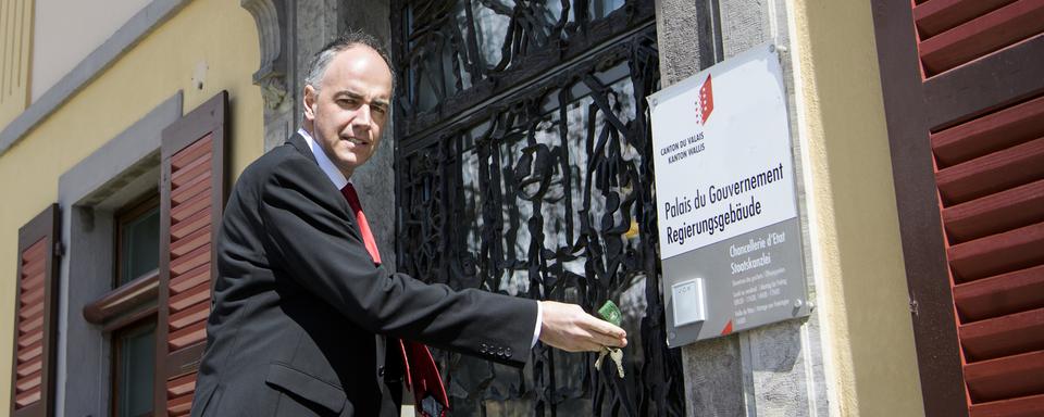 Christophe Darbellay à son arrivée à la séance de médiation à Sion, 05.04.2018. [Keystone - Jean-Christophe Bott]