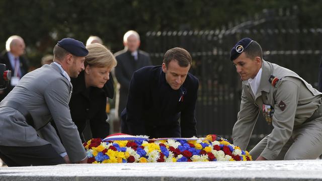 Angela Merkel et Emanuel Macron ont déposé une gerbe avant de parapher le livre d'Or dans une réplique du wagon où ont été signés l'armistice du 11 novembre 1918. [Keystone - AP Photo/Michel Euler]