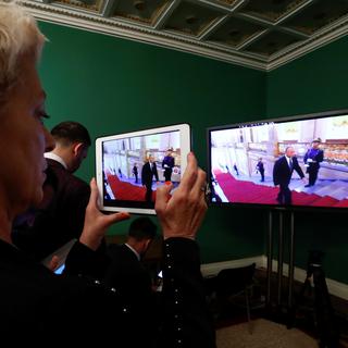 Ecrans montrant Vladimir Poutine lors de la cérémonie d'investiture, le 7 mai 2018 à Moscou. [Keystone - Sergei Karpukhin]