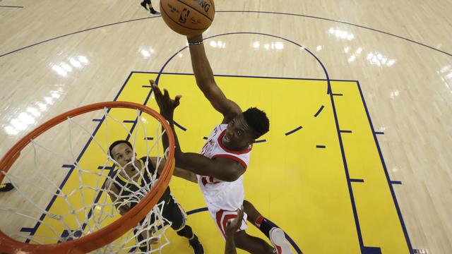 Le Genevois Clint Capela a marqué 8 points et capté 13 reponds. [EPA/Keystone - Marcio Jose Sanchez]