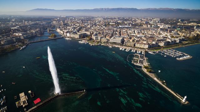 Vue aérienne de la ville de Genève et son jet d'eau. [Keystone - Valentin Flauraud]