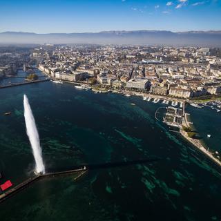 Vue aérienne de la ville de Genève et son jet d'eau. [Keystone - Valentin Flauraud]