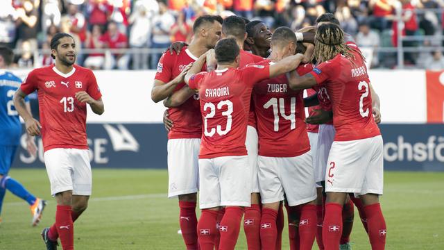 Les joueurs de l'équipe suisse célèbrent leur large victoire. [Peter Schneider]