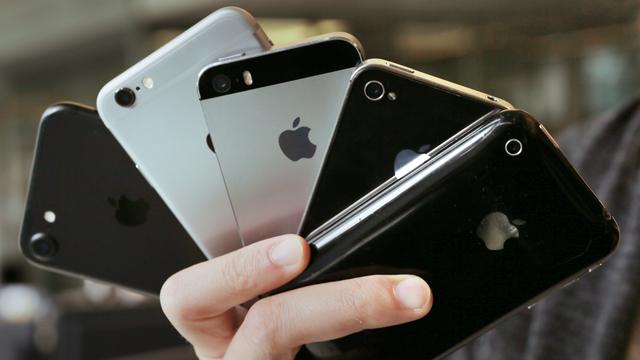 Des modèles de iPhone verraient leurs performances volontairement réduites par le fabricant, selon une association française. [KEYSTONE/DPA - FERNANDO GUTIERREZ-JUAREZ]