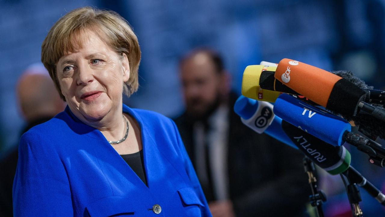 Angela Merkel voit encore de "gros obstacles" pour la création d'une coalition gouvernementale en Allemagne. [EPA - Clemens Bilan]