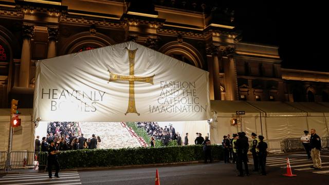 L'entrée du Metropolitan Museum de New York à l'inauguration de l'exposition "Heavenly Bodies" en mai 2018. [Brendan McDermid]