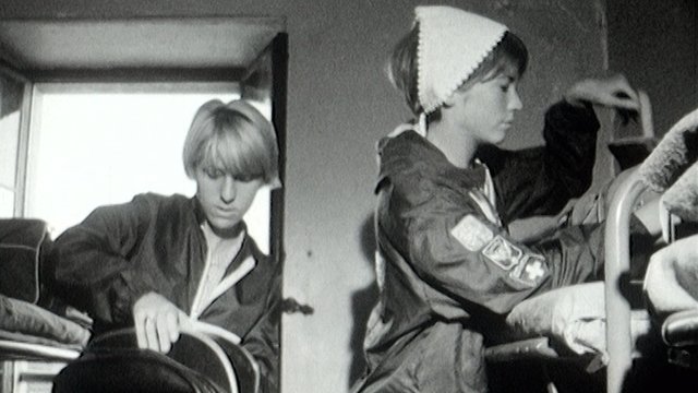 Voyageuses américaines s'installant dans leur dortoir de l'auberge de jeunesse de Montreux-Territtet, 1966. [RTS]