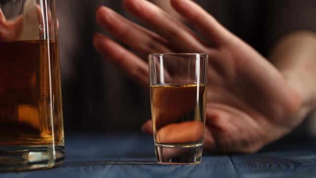 Une femme refuse un verre d'alcool.
Andrey Cherkasov
Fotolia [Andrey Cherkasov]