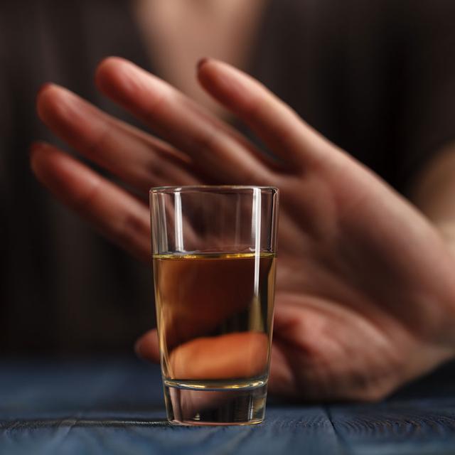 Une femme refuse un verre d'alcool.
Andrey Cherkasov
Fotolia [Andrey Cherkasov]