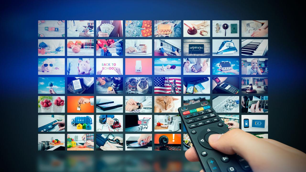Les offres permettant d'accéder aux programmes télévisés via internet se multiplient. [Fotolia - Piotr Adamowicz]