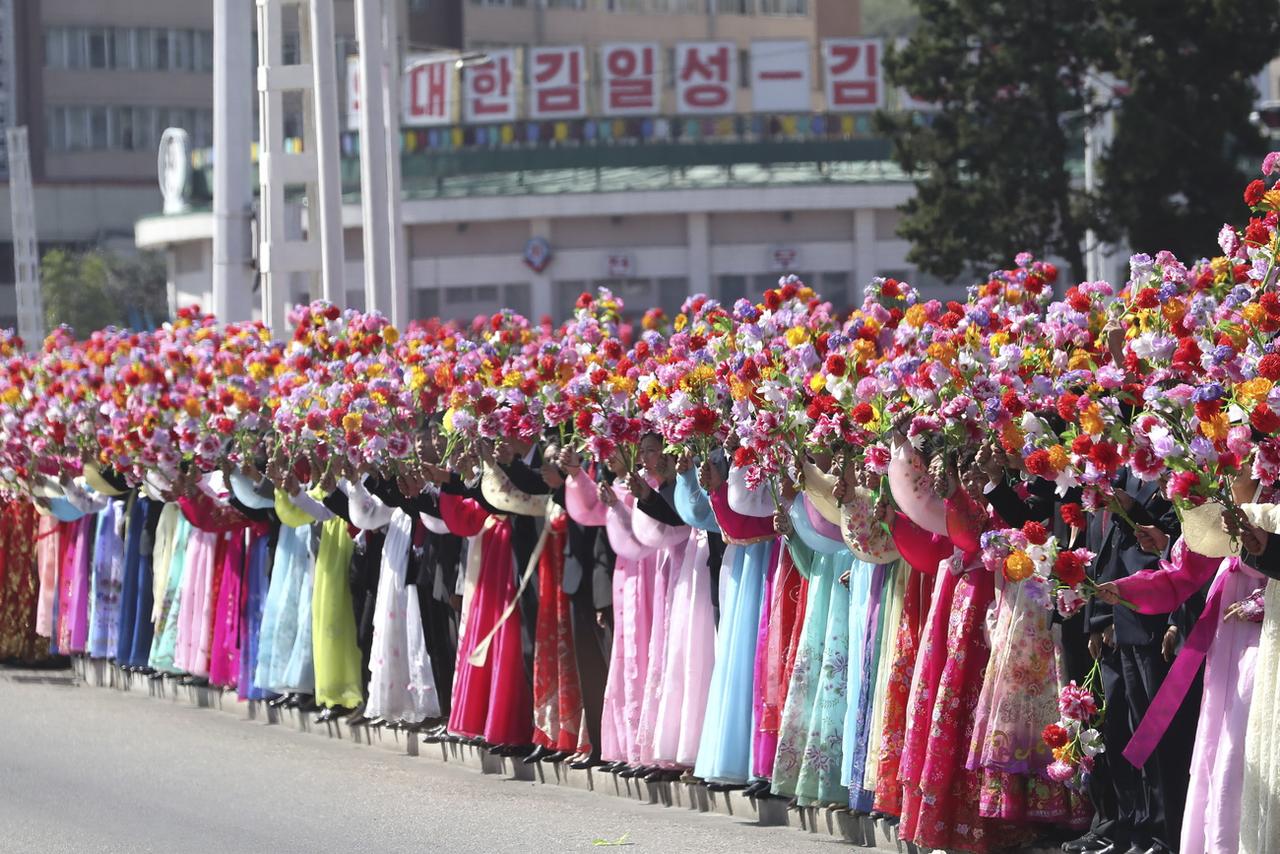 Des Nord-Coréennes rassemblées à Pyongyang pour salué le président sud-coréen Moon Jae-in. [Keystone - EPA/Pyongyang Press corps]