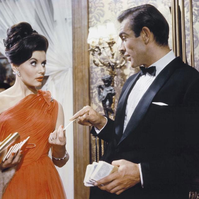 Eunice Gayson avec Sean Connery dans "Dr. No" (1962). [AFP - Eon Productions / Collection ChristopheL]