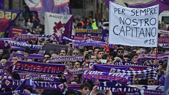 Les tifosi de la Fiorentina ont fait leurs adieux à leur capitaine jeudi. [Keystone - Maurizio Degl Innocenti]