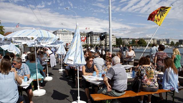 Brunch sur le Pont du Mont-Blanc pendant les Fêtes de Genève 2017. [Keystone - Salvatore Di Nolfi]