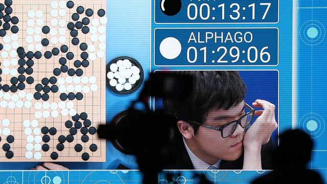 Le joueur chinois de Go Ke Jie affronte l'ordinateur AlphaGo. [EPA/Keystone - Wu Hong]