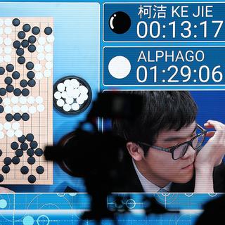 Le joueur chinois de Go Ke Jie affronte l'ordinateur AlphaGo. [EPA/Keystone - Wu Hong]