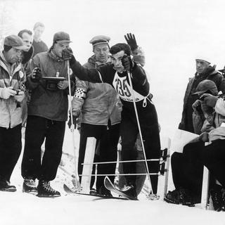 Toni Sailer décroche la médaille d'or lors du slalom géant de Cortina en 1956. [STR]