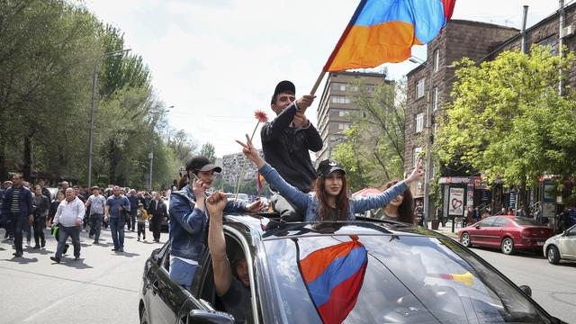 Jeunes manifestants dans une rue de la capitale arménienne Erevan, le 22 avril 2018. [Keystone - Aram Kirakosyan]