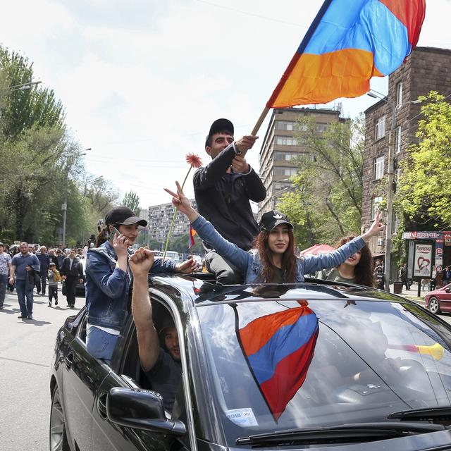 Jeunes manifestants dans une rue de la capitale arménienne Erevan, le 22 avril 2018. [Keystone - Aram Kirakosyan]