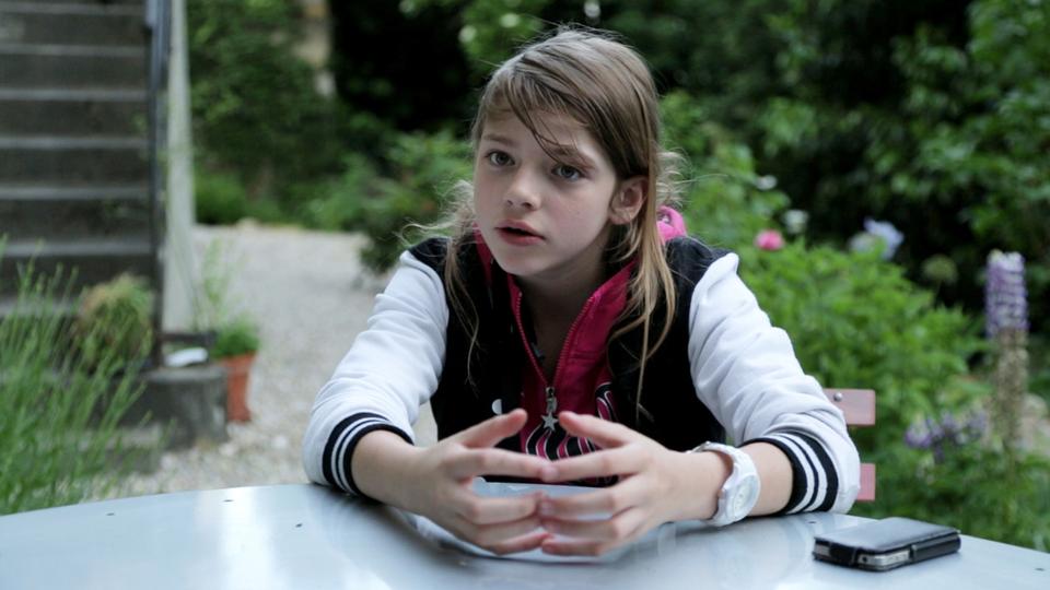 Ilham filme le monde qui l’entoure, sa famille, ses grands-parents. Elle les interroge et s’interroge à son tour: comment les filmer? Que dire sur eux? [La Lanterne Magique - © Milos-Films SA]