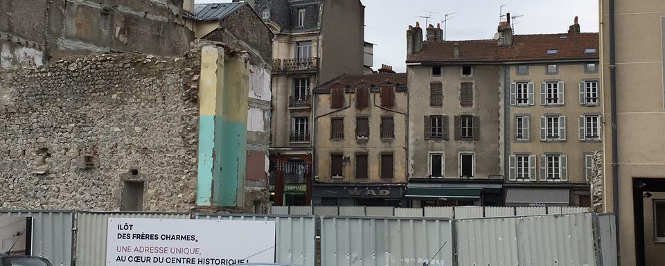 Un futur chantier dans le centre-ville d'Aurillac, en France. [RTS - Blandine Levite]