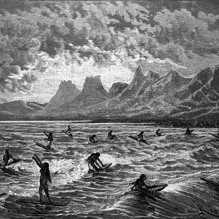 Le surf: sport nautique aux îles Hawaï. Gravure d'après un dessin d'E. Riou (XIXème siècle). [AFP - Collection Roger-Viollet / Roger-Viollet]