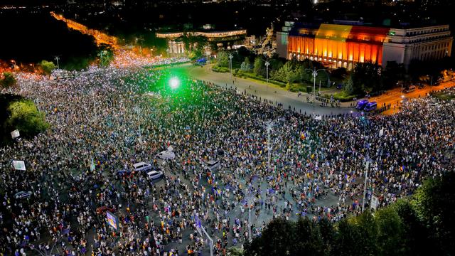 Deuxième jours de protestations anti-corruption devant le Palais présidentiel de Bucarest, en Roumanie [AP Photo - Vadim Ghirda]