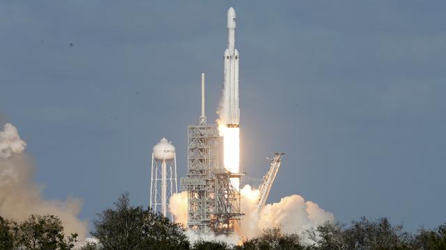 La fusée Falcon Heavy de la compagnie SpaceX a réussi son premier décollage le 6 février 2018. [Reuters - Joe Skipper]