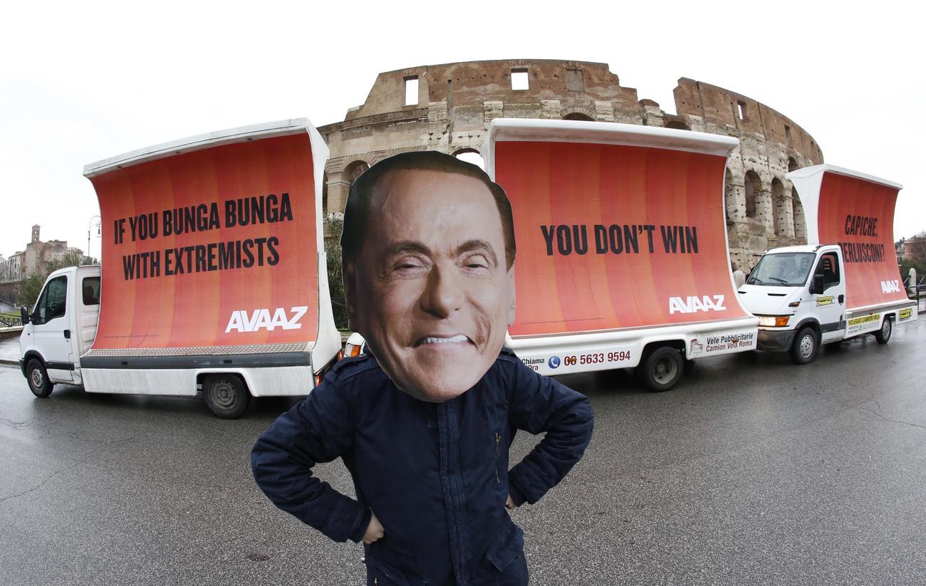 Une mise en scène raillant Silvio Berlusconi mise en scène à Rome par le site Avaaz au lendemain des législatives italiennes. [Avaaz - Riccardo De Luca]