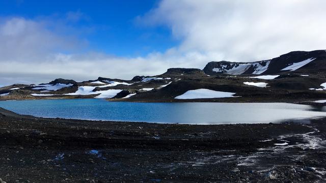 Un lac formé par la fonte des glaces sur l'Ile du Roi George en Antarctique. [AFP - Mathilde Bellenger]