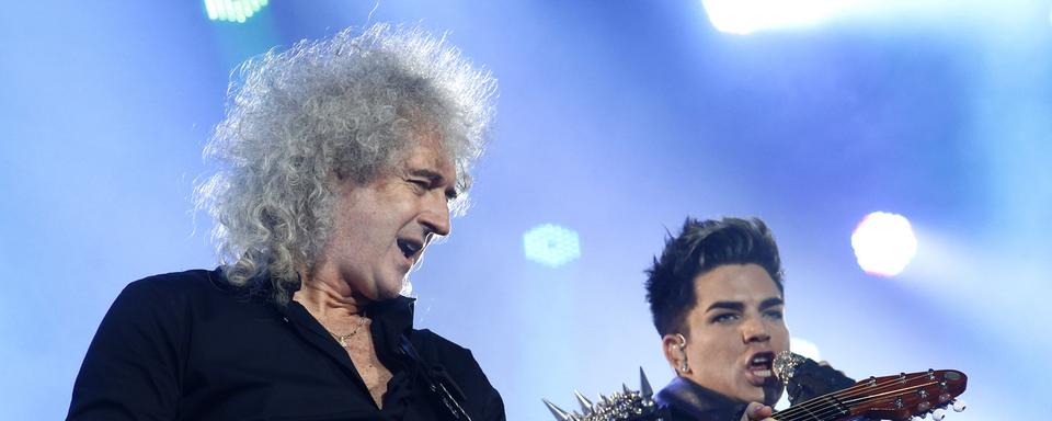 Brian May (à gauche) sur scène aux côtés du chanteur Adam Lambert, à Kiev en 2012.