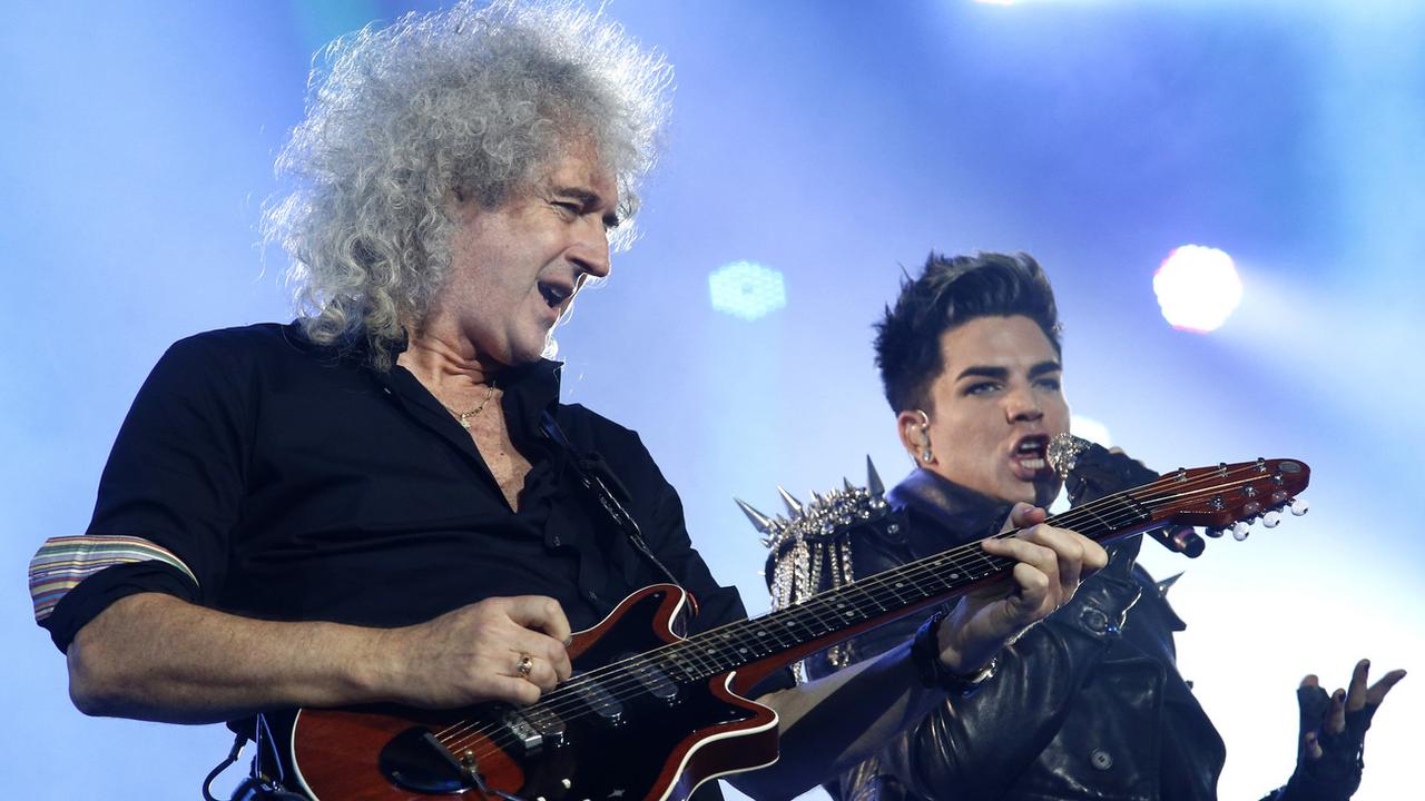 Brian May (à gauche) sur scène aux côtés du chanteur Adam Lambert, à Kiev en 2012.