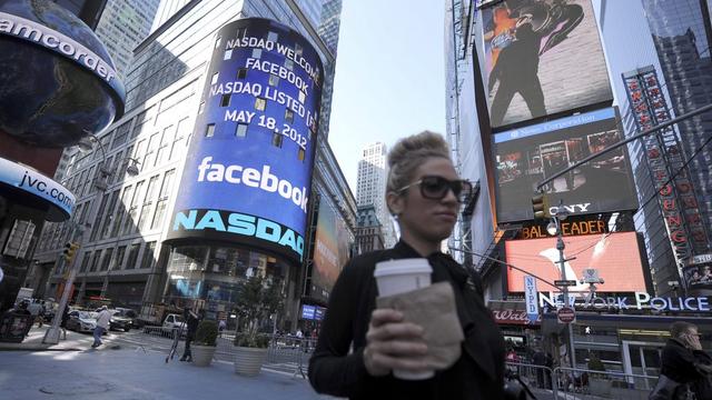 Le titre Facebook a connu jeudi sa chute la plus importante en une seule séance depuis son entrée en bourse en 2012 (image d'archives). [EPA - Keystone - Andrew Gombert]