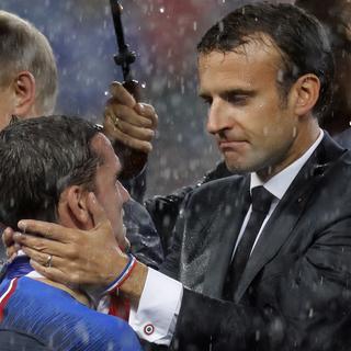 Emmanuel Macron félicite Antoine Griezmann après la victoire à Moscou. [EPA/Keystone - Felipe Trueba]