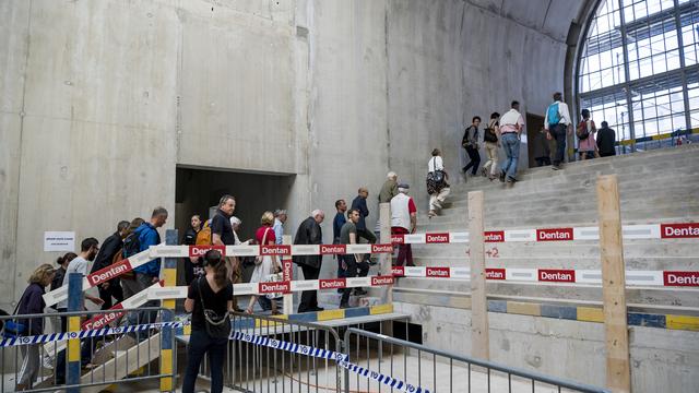 Les visiteurs ont pu parcourir le chantier du futur quartier lausannois des arts. [Keystone - Jean-Christophe Bott]