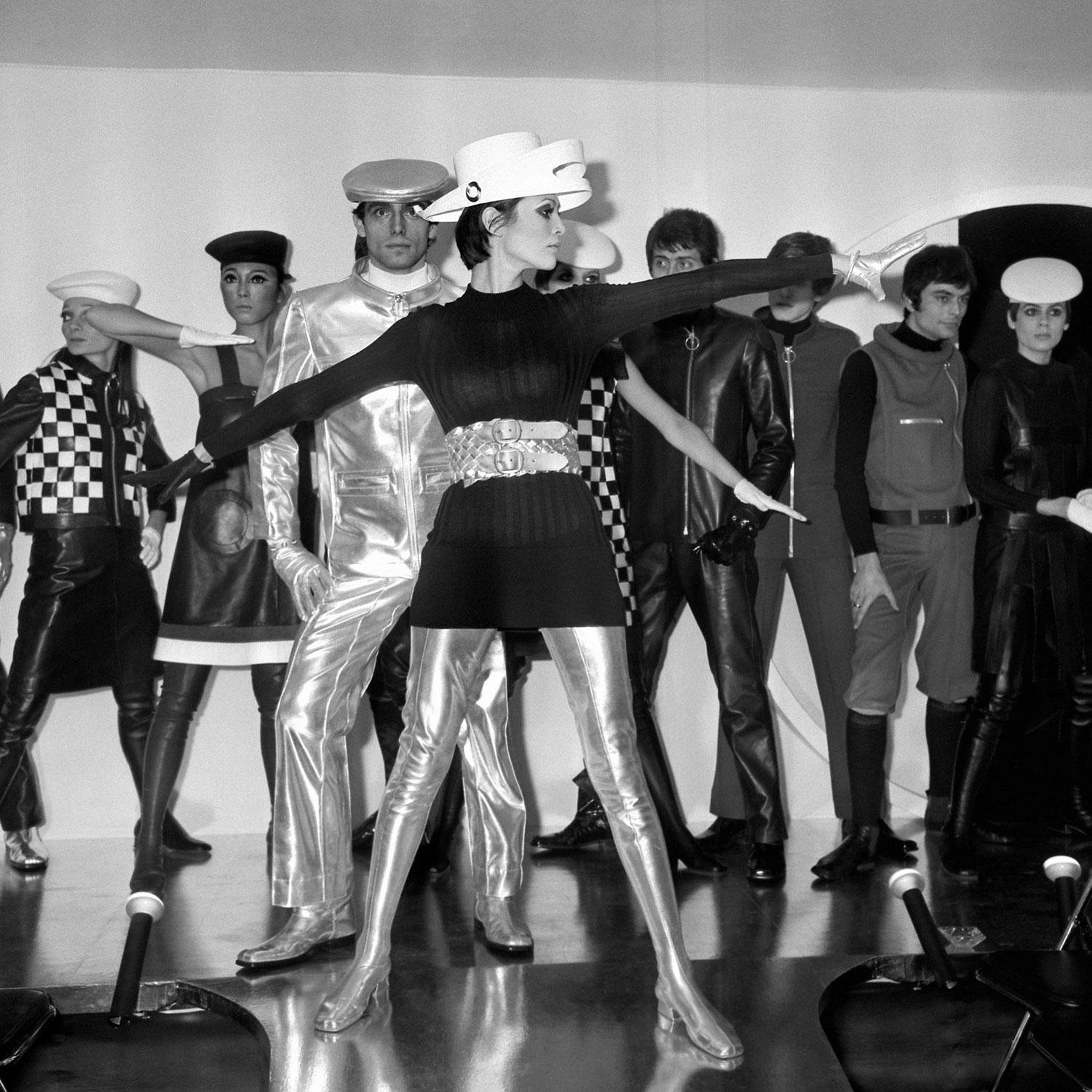 Des mannequins en minijupe lors d'un défilé de Pierre Cardin en 1968. [AFP]