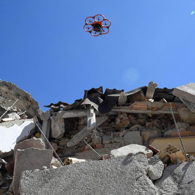 Un drone survole les débris d'une école en Italie après un séisme. [ANSA via AP/Keystone - Alessandro Di Meo]