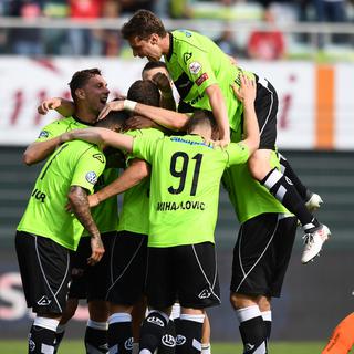 Les joueurs de Lugano après leur premier but contre Lausanne Sport, le 10 mai 2018. [Keystone/Ti-Press - Gabriele Putzu]