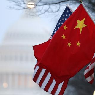 Des drapeaux chinois et américains à Washington. [Reuters - Hyungwon Kang]
